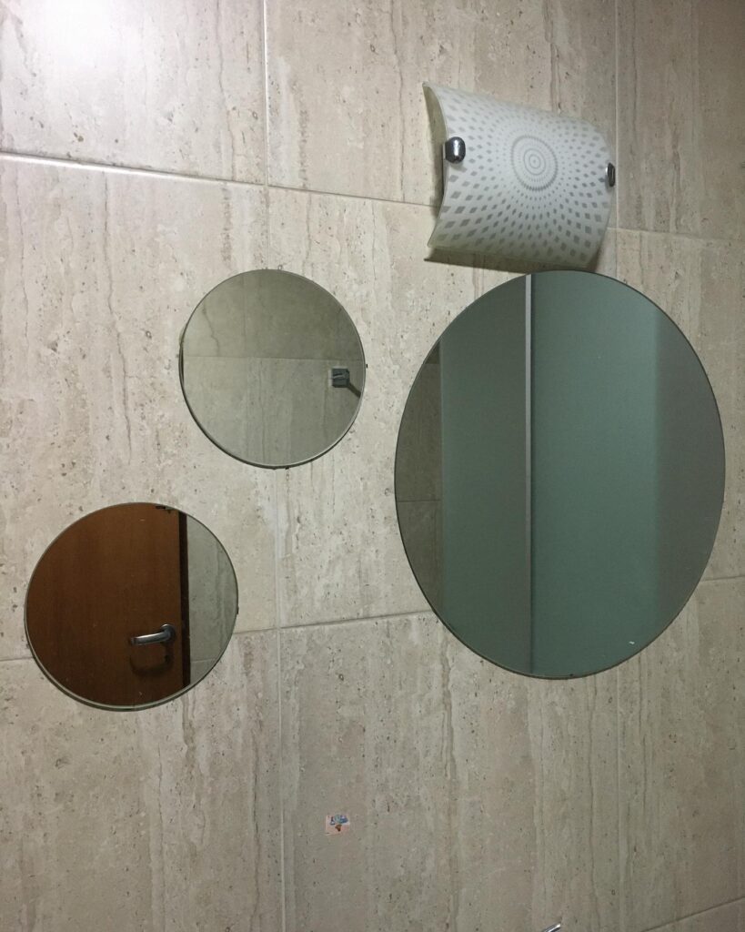 Espejo decorativo circular con marco metálico moderno - Fabricación personalizada por Tauro Vidrios en Río Gallegos