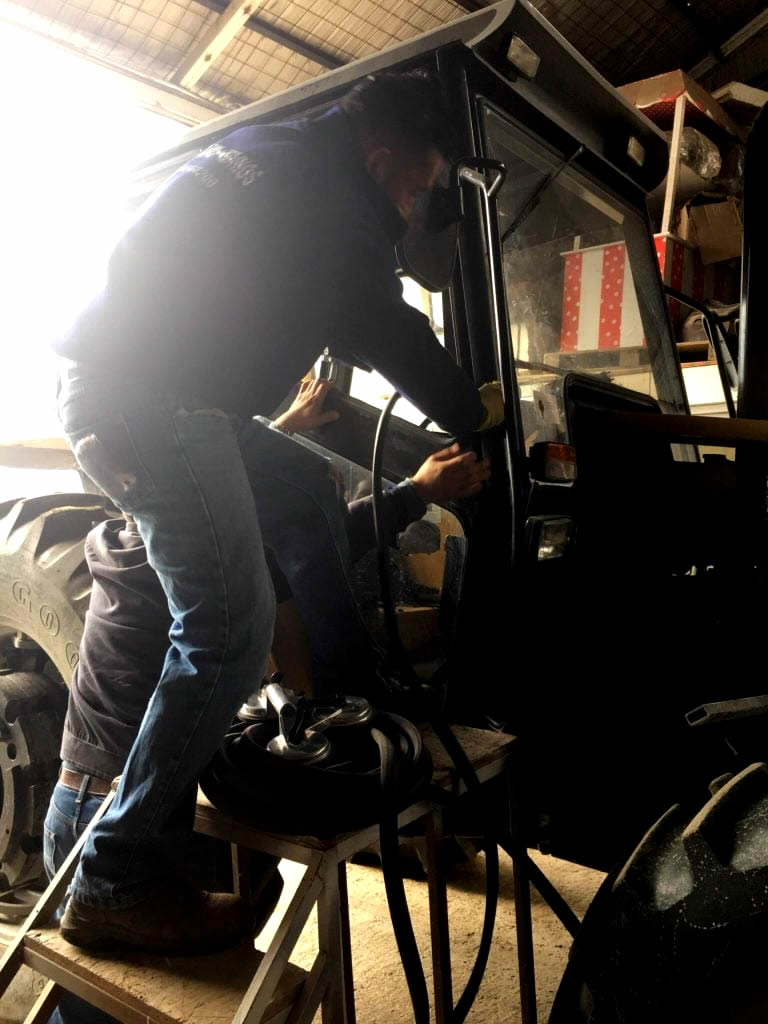 Retiro seguro de cristal roto Proceso de extracción de parabrisas dañado sin afectar carrocería