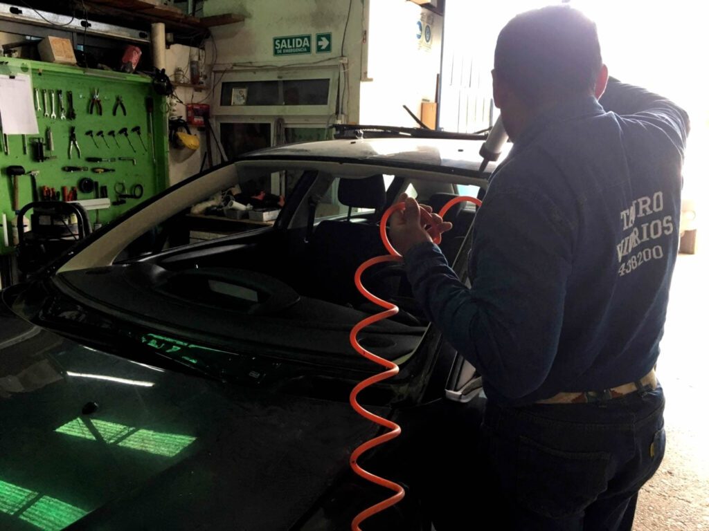 Colocación de cristales para el automotor - taurovidrios.com Cristales automóviles