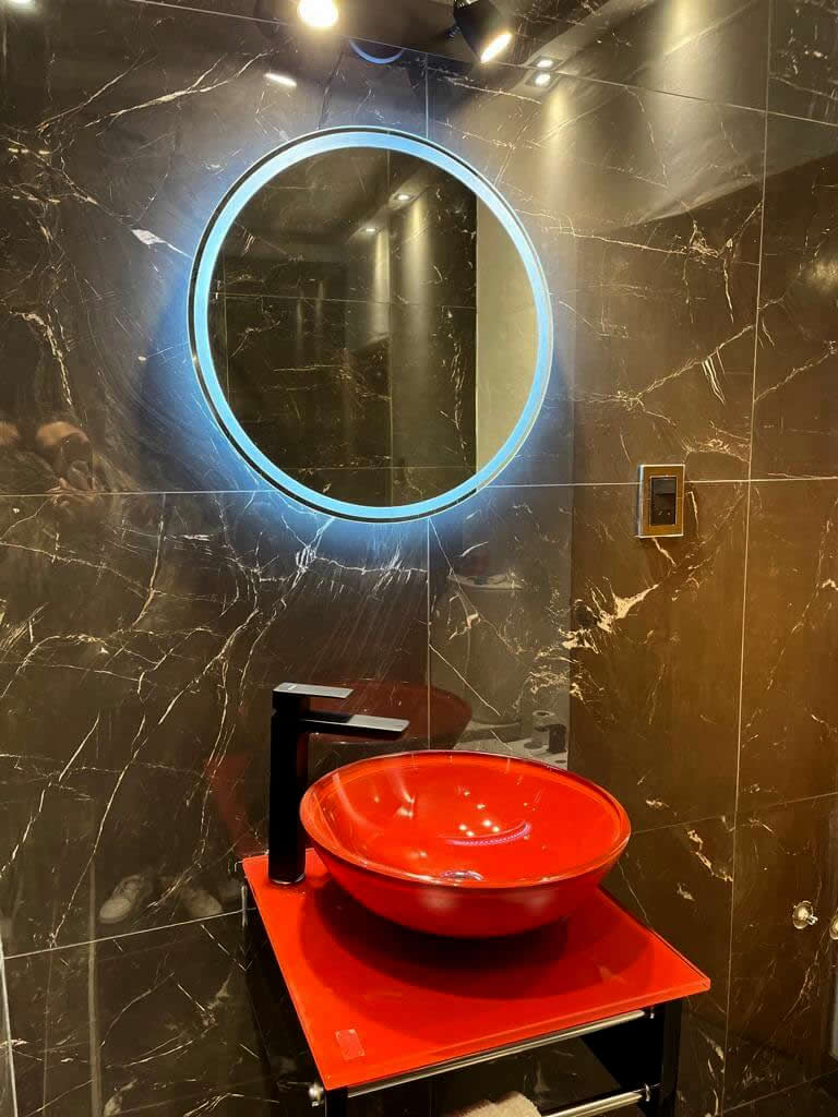 Espejo de vestidor con luces LED integradas y marco delgado - Fabricación a medida por Tauro Vidrios en Río Gallegos