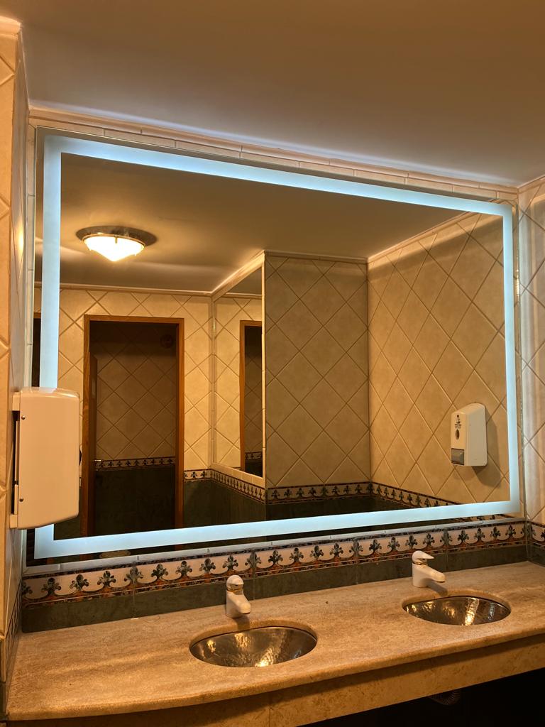 Espejo esmerilado para baño con efecto de privacidad - Fabricado por Tauro Vidrios en Río Gallegos