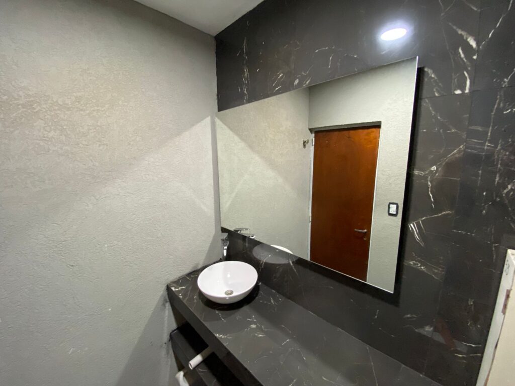 Espejo de vestidor con percha incorporada y luces LED - Diseño multifuncional fabricado por Tauro Vidrios en Río Gallegos